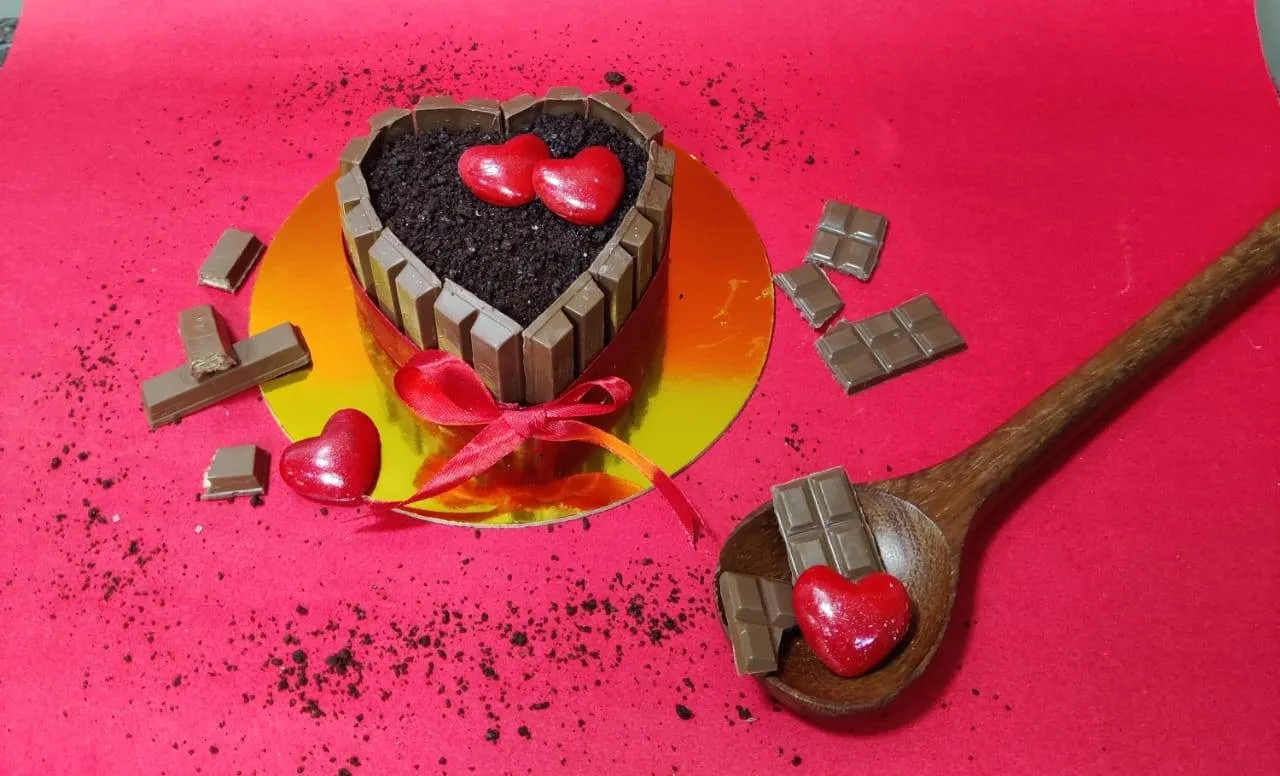 Valentine Heart Shape KitKat Cake